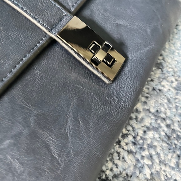 Sondra Roberts Squared crossbody - Picture 5 of 5